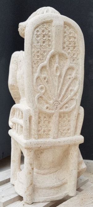 sculpture pierre femme sur chaise verso