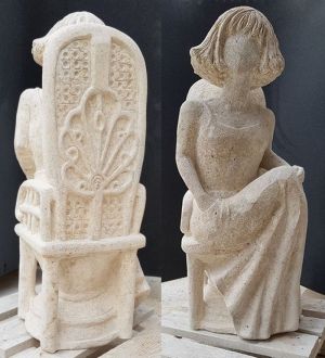 sculpture pierre femme sur chaise2